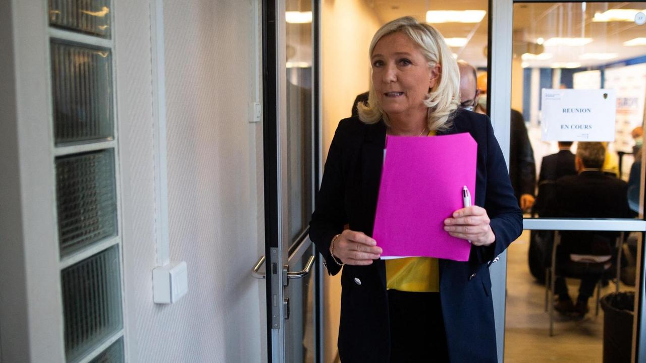 "Rassemblement National"-Präsidentin Marine Le Pen auf dem Weg zu einer Pressekonferenz über den Europäischen Migrationspakt in Nanterre nahe Paris, aufgenommen am 9. Oktober 2020. "Rassemblement National"-Präsidentin Marine Le Pen auf dem Weg zu einer Pressekonferenz über den Europäischen Migrationspakt in Nanterre nahe Paris, aufgenommen am 9. Oktober 2020.