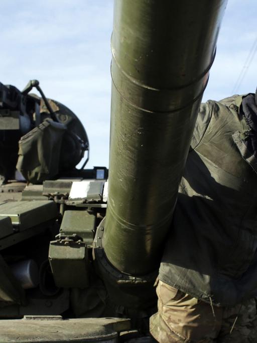 Ein ukrainischer Panzer an einem Checkpoint in der Region Donezk.