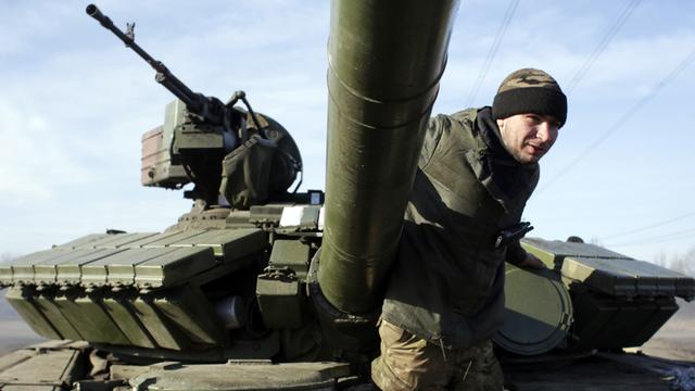 Ein ukrainischer Panzer an einem Checkpoint in der Region Donezk.