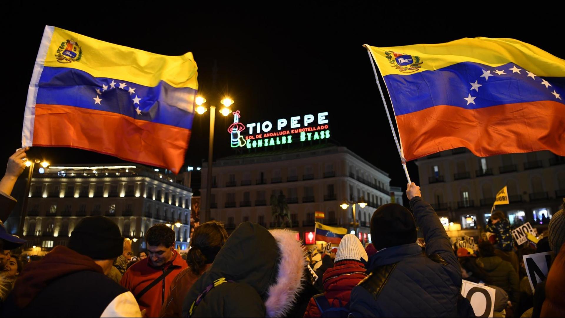 Venezolaner in Madrid unterstützen den selbsternannten Interimspräsidenten Juan Guaidó am 2. Februar und schwenken Nationalfahnen. Venezolaner in Madrid unterstützen den selbsternannten Interimspräsidenten Juan Guaidó am 2. Februar und schwenken Nationalfahnen.