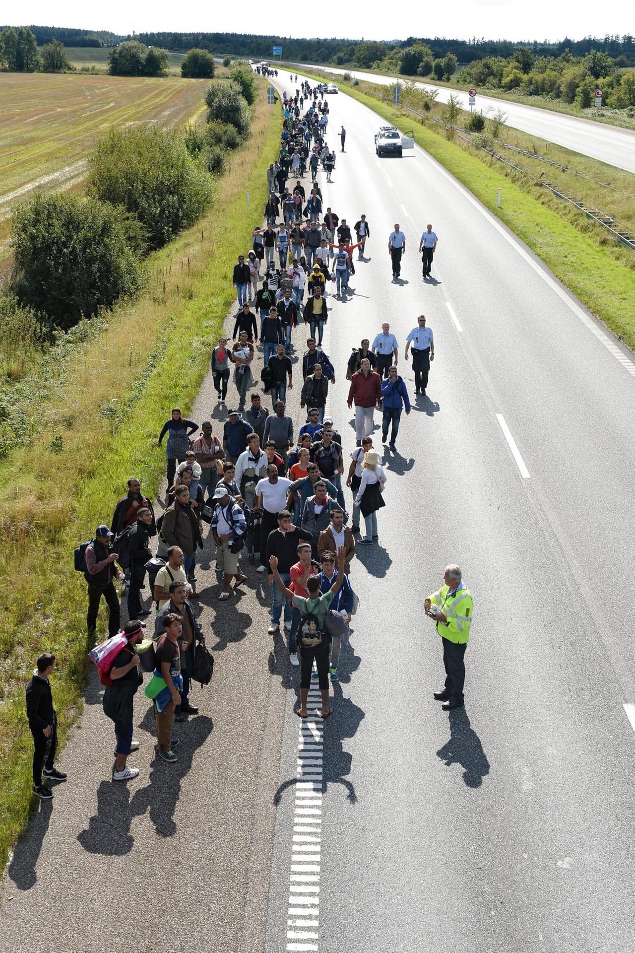 Flüchtlinge sind zu Fuß auf der E45 in Dänemark unterwegs. Flüchtlinge sind zu Fuß auf der E45 in Dänemark unterwegs.