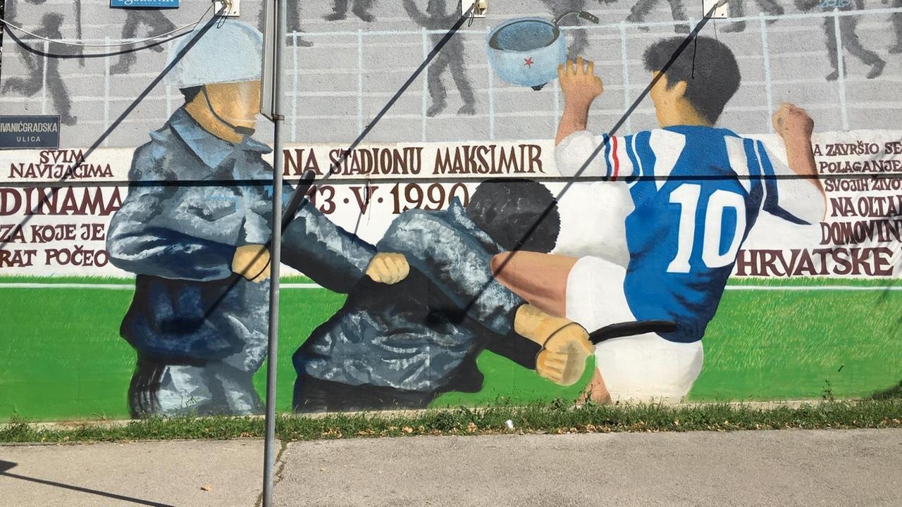 Eine große Wandmalerei in Zagreb zeigt den Tritt des Fupballers Zvonimir Boban. Eine große Wandmalerei in Zagreb zeigt den Tritt des Fupballers Zvonimir Boban.
