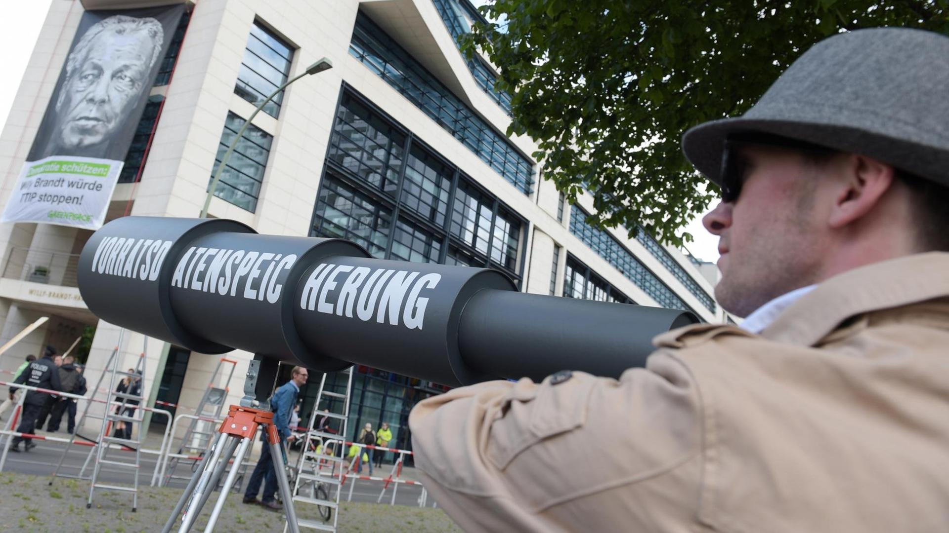 Proteste gegen die Vorratsdatenspeicherung vor der SPD-Zentrale in Berlin. Proteste gegen die Vorratsdatenspeicherung vor der SPD-Zentrale in Berlin.