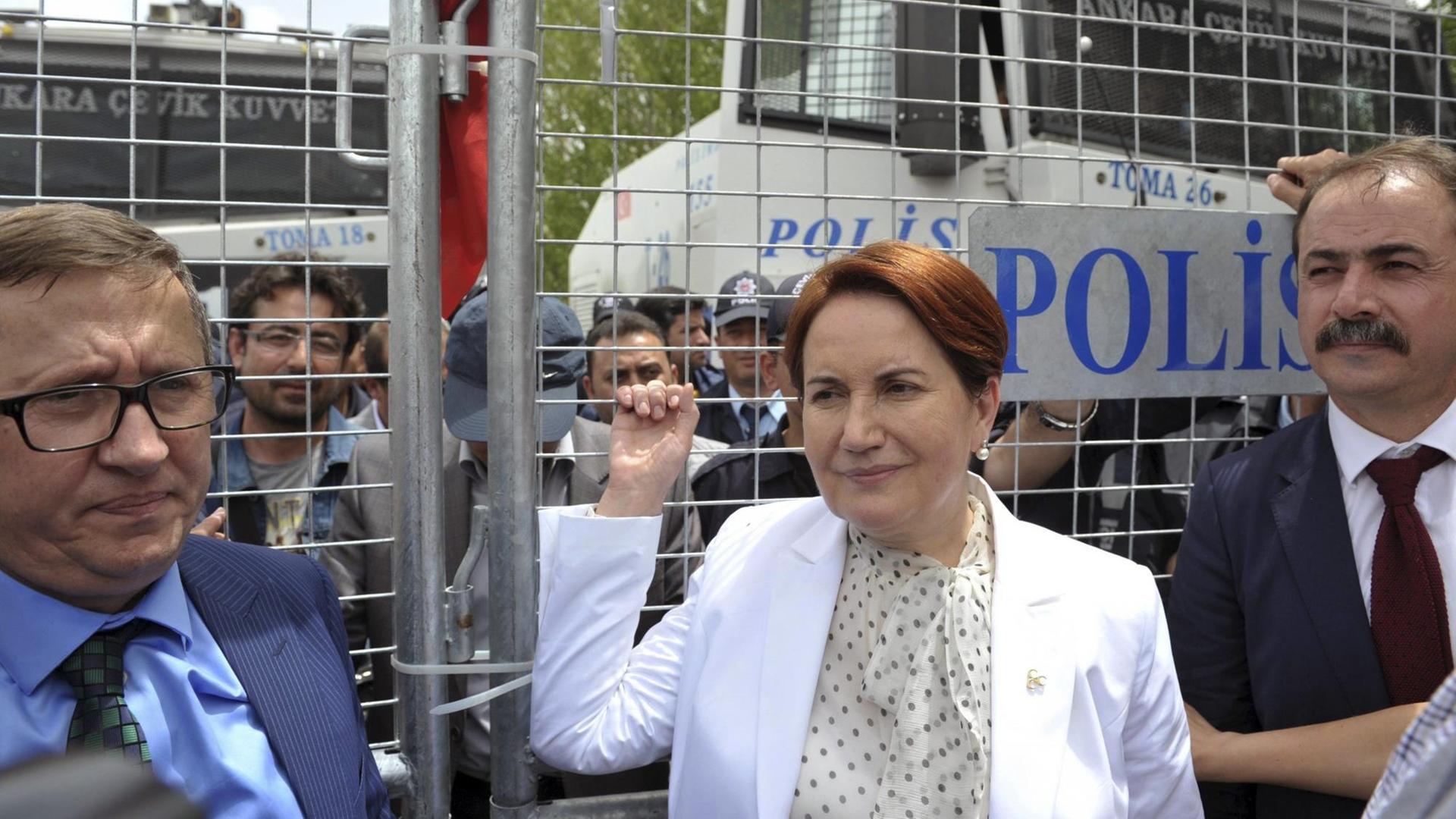 Die frühere türkische Innenministerin Meral Aksener und ein Abgeordneter der rechtsnationalistischen Partei der Nationalistischen Bewegung (MHP) stehen vor einer Absperrung vor dem Hotel, in dem eine Parteiversammlung stattfinden sollte. Die frühere türkische Innenministerin Meral Aksener und ein Abgeordneter der rechtsnationalistischen Partei der Nationalistischen Bewegung (MHP) stehen vor einer Absperrung vor dem Hotel, in dem eine Parteiversammlung stattfinden sollte.