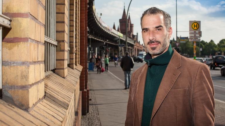 Porträt des Schriftstellers Mati Shemoelof vor den Türmen der Oberbaumbrücke in Berlin Porträt des Schriftstellers Mati Shemoelof vor den Türmen der Oberbaumbrücke in Berlin