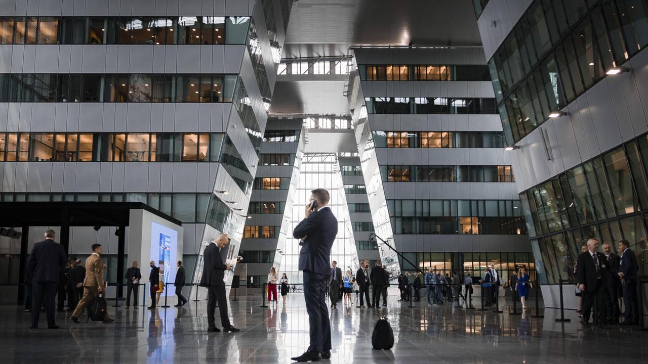 In der Agora des neuen NATO-Hauptquartiers In der Agora des neuen NATO-Hauptquartiers