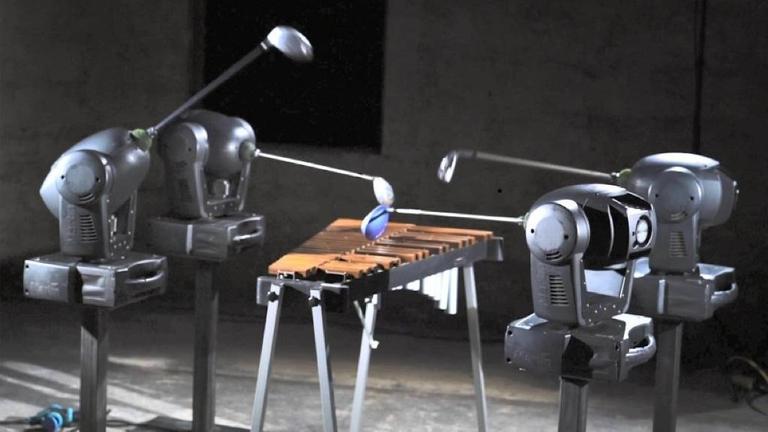 Ansicht der Arbeit "Spartenquartett" von Philipp Kaminski, Töne werden von Apparaturen angeschlagen. Ansicht der Arbeit "Spartenquartett" von Philipp Kaminski, Töne werden von Apparaturen angeschlagen.