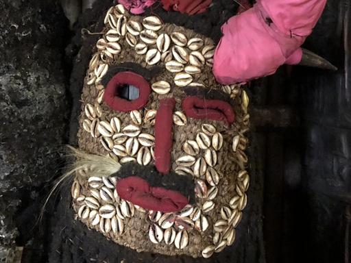 Eine mit Muscheln besetzte Maske im "Blackitude Museum" in Kameruns Haupstadt Yaoundé