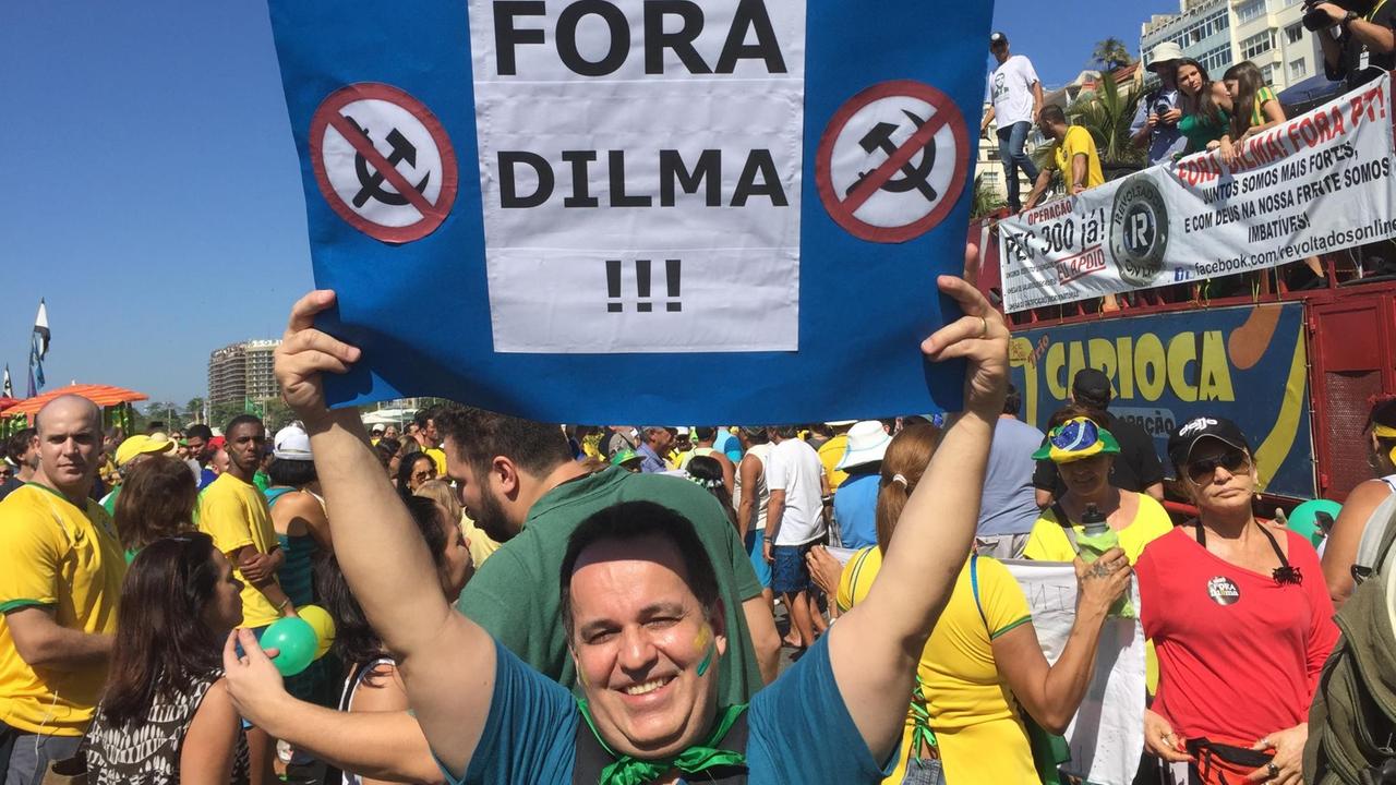 "Dilma raus" steht auf vielen Plakaten der Demonstranten in Rio de Janeiro "Dilma raus" steht auf vielen Plakaten der Demonstranten in Rio de Janeiro