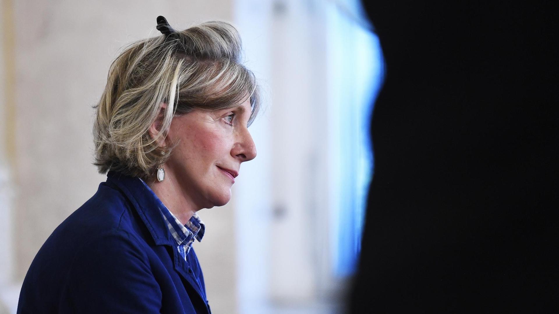 Profilbild der Malerin Xenia Hausner. Sie trägt halblanges brünettes Haar. Profilbild der Malerin Xenia Hausner. Sie trägt halblanges brünettes Haar.