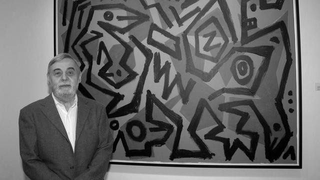 Der Maler A.R. Penck 2006 vor einem seiner Gemälde anlässlich einer Vernissage in München.
