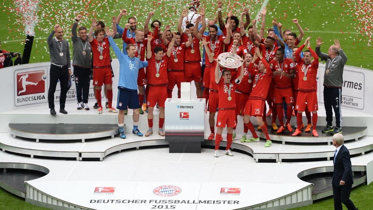 Die Bayern jubeln mit ihrer Meisterschale. Die Bayern jubeln mit ihrer Meisterschale.