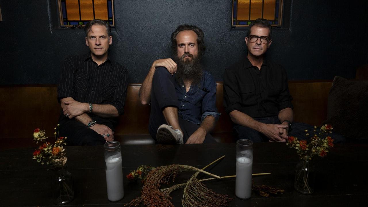 Ein Promotionfoto zeigt die Band Calexico zusammen mit Sam Beam dem Songwriter von Iron & Wine. Ein Promotionfoto zeigt die Band Calexico zusammen mit Sam Beam dem Songwriter von Iron & Wine.