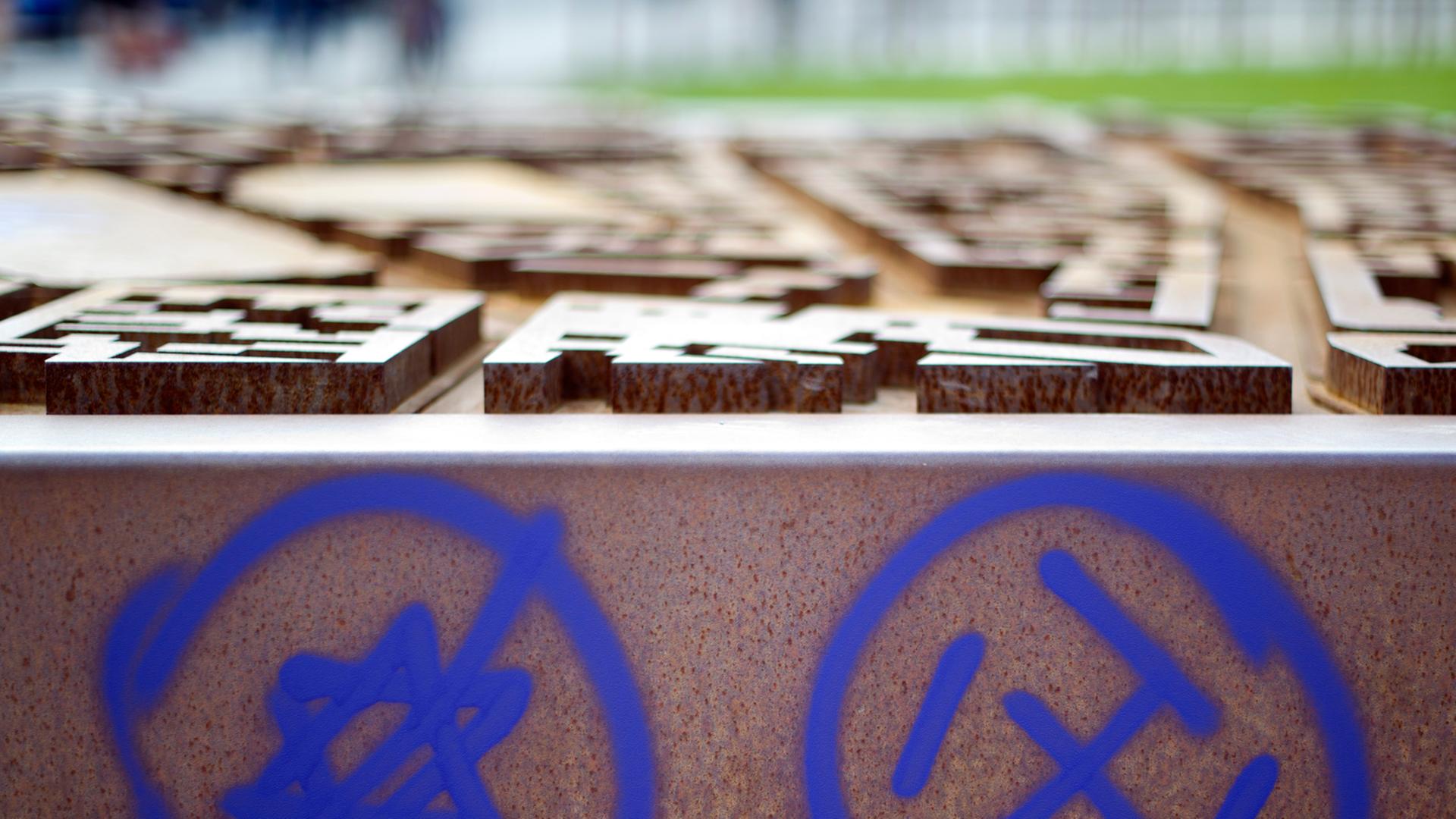 Ein Hakenkreuz und ein durchgestrichener Davidstern sind am 09.06.2013 an einer Gedenkstätte am Nordbahnhof in Berlin zu sehen.
