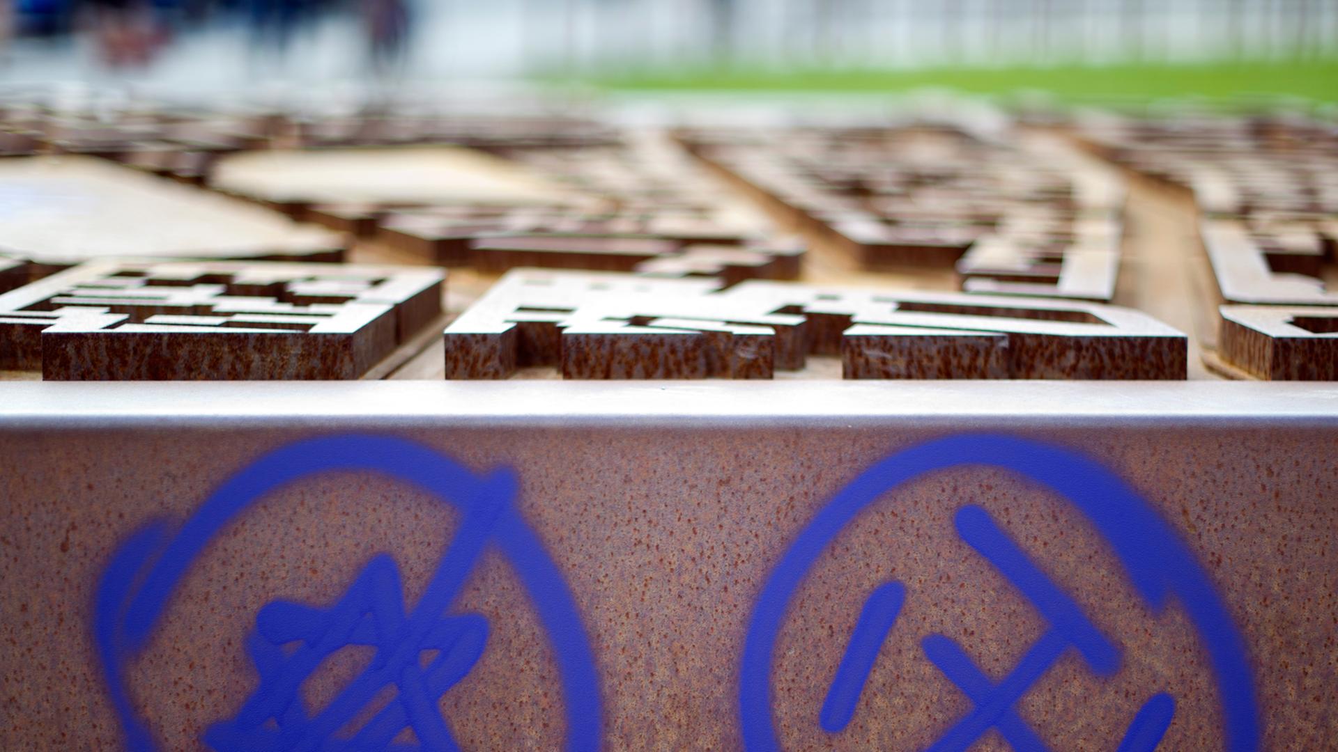 Ein Hakenkreuz und ein durchgestrichener Davidstern sind am 09.06.2013 an einer Gedenkstätte am Nordbahnhof in Berlin zu sehen. Ein Hakenkreuz und ein durchgestrichener Davidstern sind am 09.06.2013 an einer Gedenkstätte am Nordbahnhof in Berlin zu sehen.