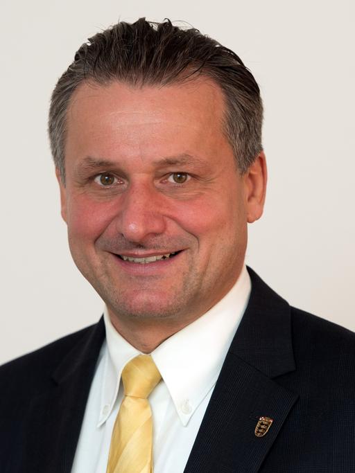 Hans-Ulrich Rülke (FDP) lächelt auf einem Porträtfoto in die Kamera.
