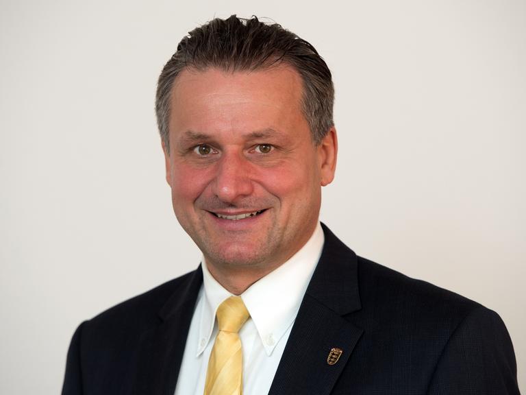 Hans-Ulrich Rülke (FDP) lächelt auf einem Porträtfoto in die Kamera.