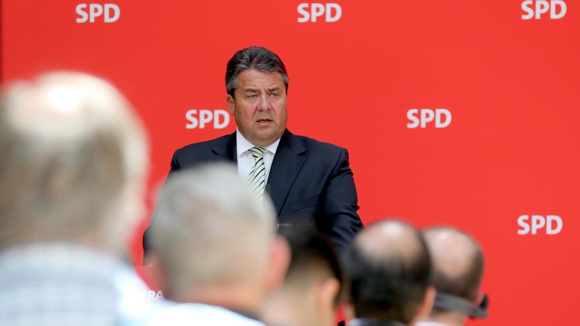 Bundeswirtschaftsminister Sigmar Gabriel (SPD), spricht am 04.06.2015 auf der SPD-Konferenz "Verantwortungsvolle Flüchtlingspolitik - Jetzt!" im Willy-Brandt-Haus in Berlin