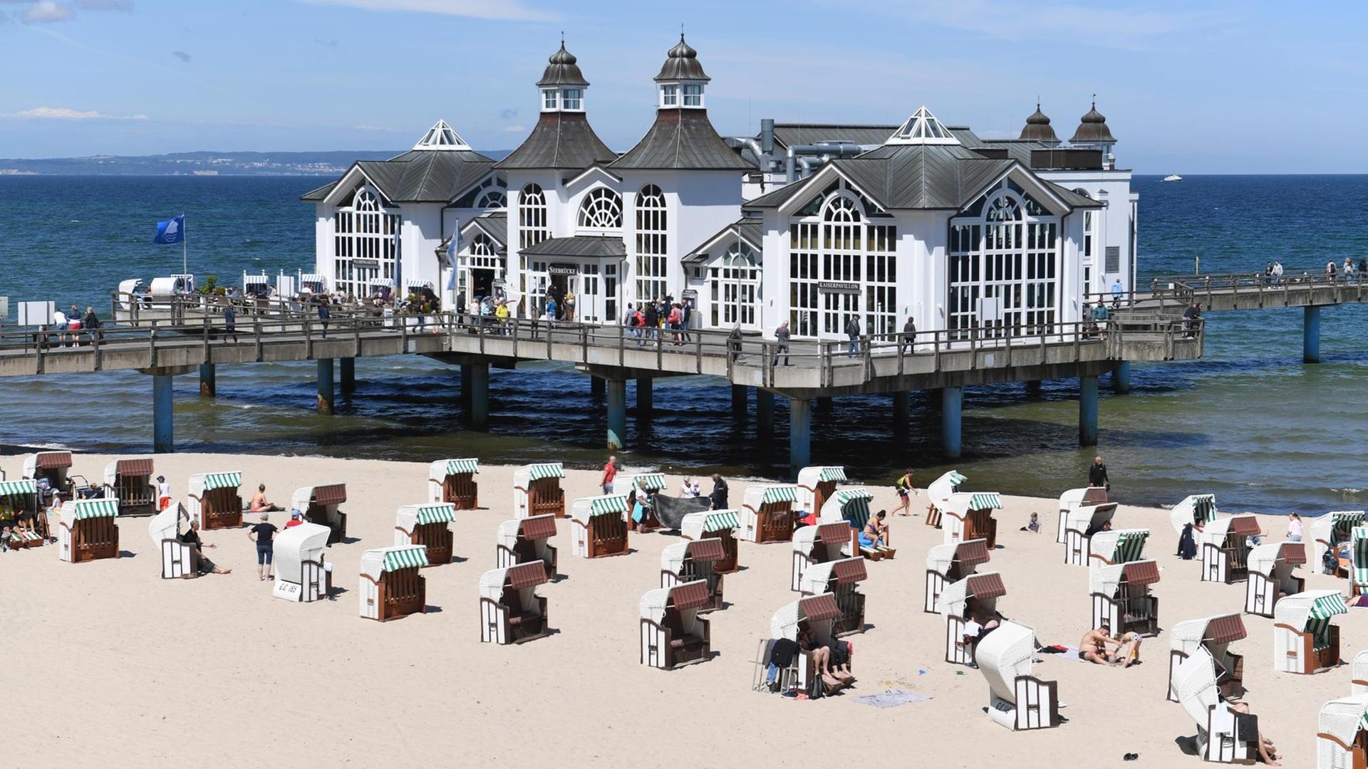 Am Ostseestrand von Sellin auf Rügen haben sich Badegäste in den Strandkörben niedergelassen. Tagestouristen dürfen allerdings weiter nicht nach Mecklenburg-Vorpommern reisen. Am Ostseestrand von Sellin auf Rügen haben sich Badegäste in den Strandkörben niedergelassen. Tagestouristen dürfen allerdings weiter nicht nach Mecklenburg-Vorpommern reisen.
