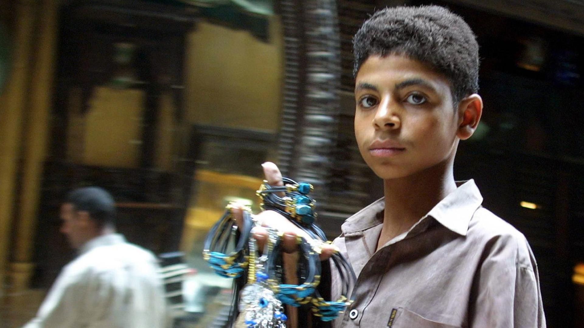 Ein Junge verkauft Schmuck auf dem historischen Khan el Khalili-Markt in Kairo Ein Junge verkauft Schmuck auf dem historischen Khan el Khalili-Markt in Kairo