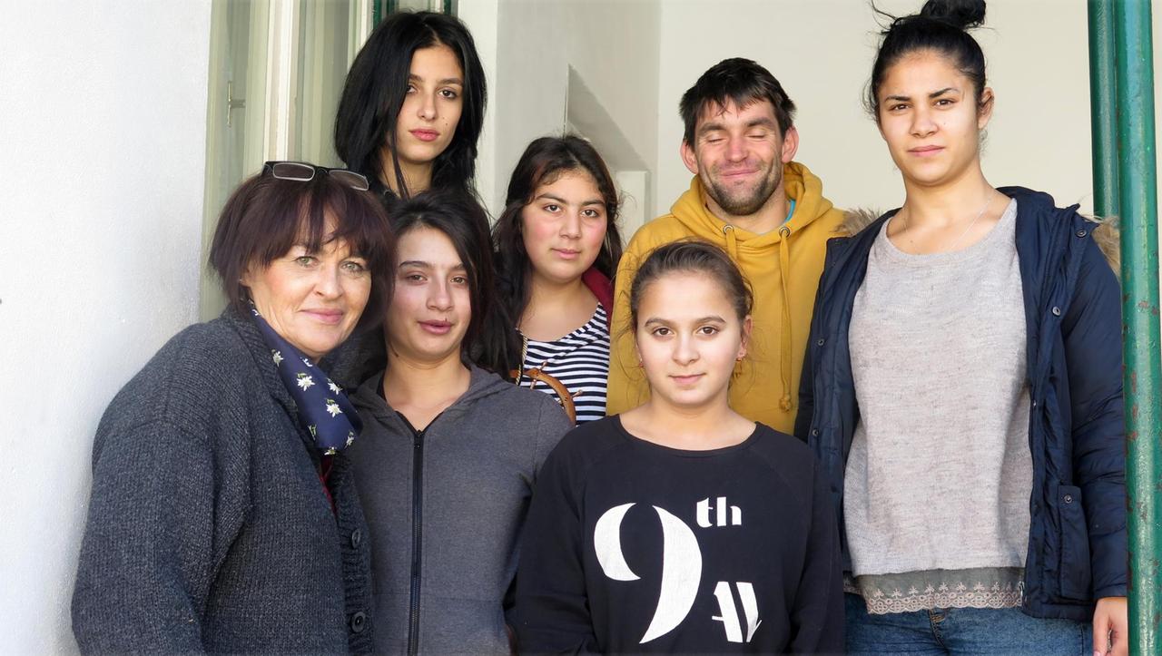 Kinderheimleiterin Sibylle Hüttemann (links) mit einigen "ihrer" Kinder; Alba Iulia, Rumänien. Kinderheimleiterin Sibylle Hüttemann (links) mit einigen "ihrer" Kinder; Alba Iulia, Rumänien.