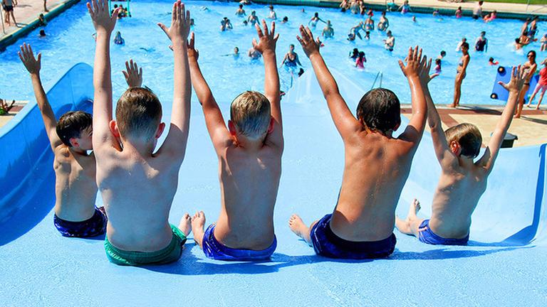 Elzach Themenbild - Badespass im Schwimmbad, Hitzewelle Themenbild - Badespass im Schwimmbad, Hitzewelle Badespass im Schwimmbad, Freibad in Elzach, Schwarzwald bei tropischer Hitze und Temperaturen Kinder und Schueler springen von einem Sprungbrett in das blaue Wasser *** Elzach Theme picture Swimming pool fun, heat wave Theme picture Swimming pool fun, heat wave Swimming pool fun, outdoor pool in Elzach, Black Forest in tropical heat and temperatures Children and pupils jump from a diving board into the blue water Copyright: xEIBNER/DanielxFleigx EP_DFG Elzach Themenbild - Badespass im Schwimmbad, Hitzewelle Themenbild - Badespass im Schwimmbad, Hitzewelle Badespass im Schwimmbad, Freibad in Elzach, Schwarzwald bei tropischer Hitze und Temperaturen Kinder und Schueler springen von einem Sprungbrett in das blaue Wasser *** Elzach Theme picture Swimming pool fun, heat wave Theme picture Swimming pool fun, heat wave Swimming pool fun, outdoor pool in Elzach, Black Forest in tropical heat and temperatures Children and pupils jump from a diving board into the blue water Copyright: xEIBNER/DanielxFleigx EP_DFG