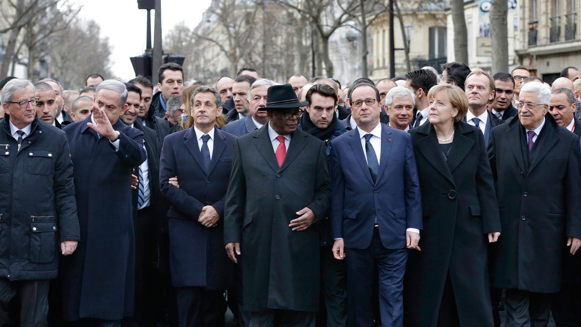 Europäische Staats- und Regierungschefs nehmen am Gedenkmarsch in Paris teil und setzen so ein Zeichen gegen religiös motivierte Gewalt. Europäische Staats- und Regierungschefs nehmen am Gedenkmarsch in Paris teil und setzen so ein Zeichen gegen religiös motivierte Gewalt.