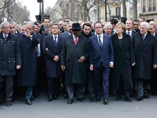 Europäische Staats- und Regierungschefs nehmen am Gedenkmarsch in Paris teil und setzen so ein Zeichen gegen religiös motivierte Gewalt.