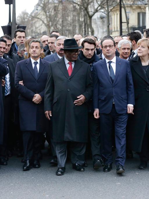 Europäische Staats- und Regierungschefs nehmen am Gedenkmarsch in Paris teil und setzen so ein Zeichen gegen religiös motivierte Gewalt.