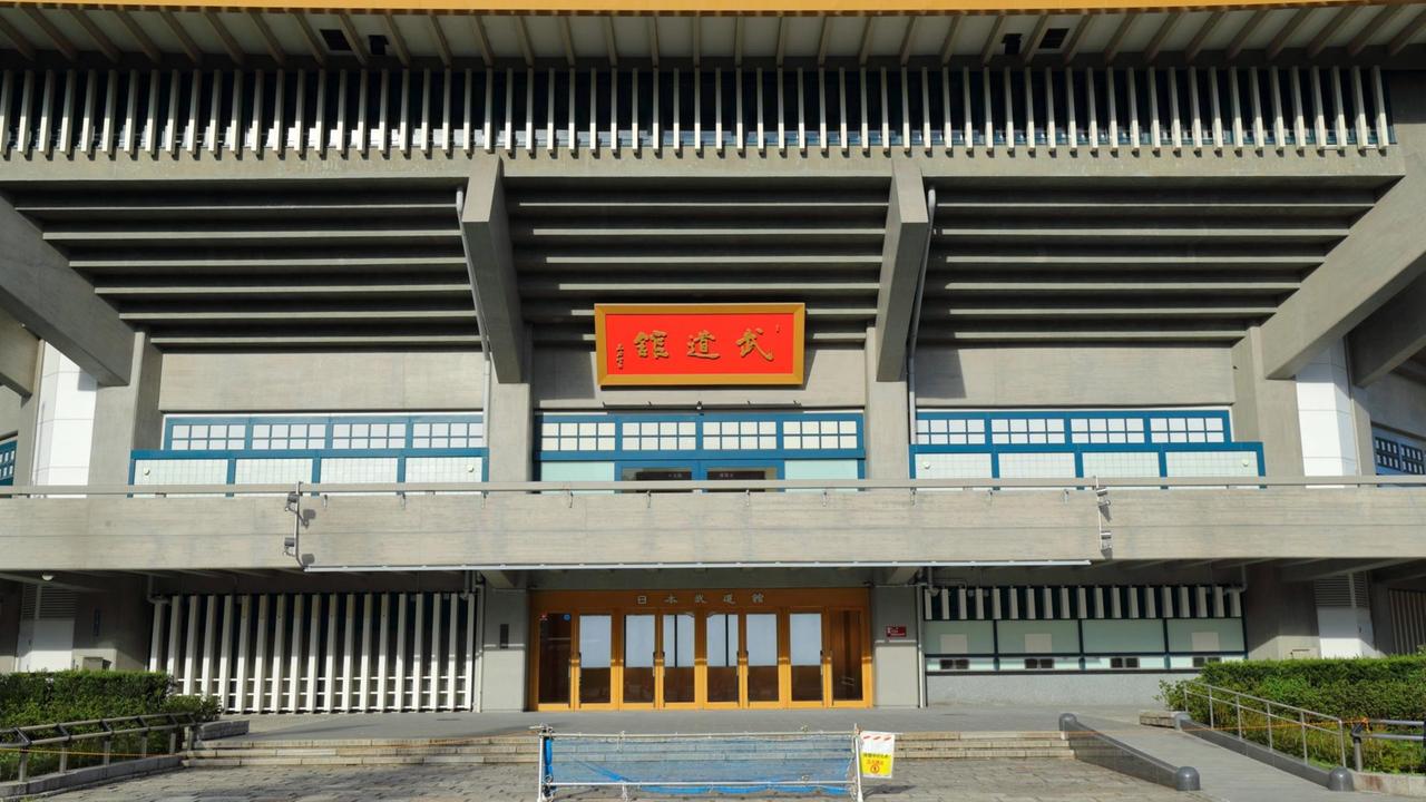 Außenansicht des Gebäudes, in dem die Karate- und Judowettbewerbe der Olympischen Spiele in Japan ausgetragen werden sollen.