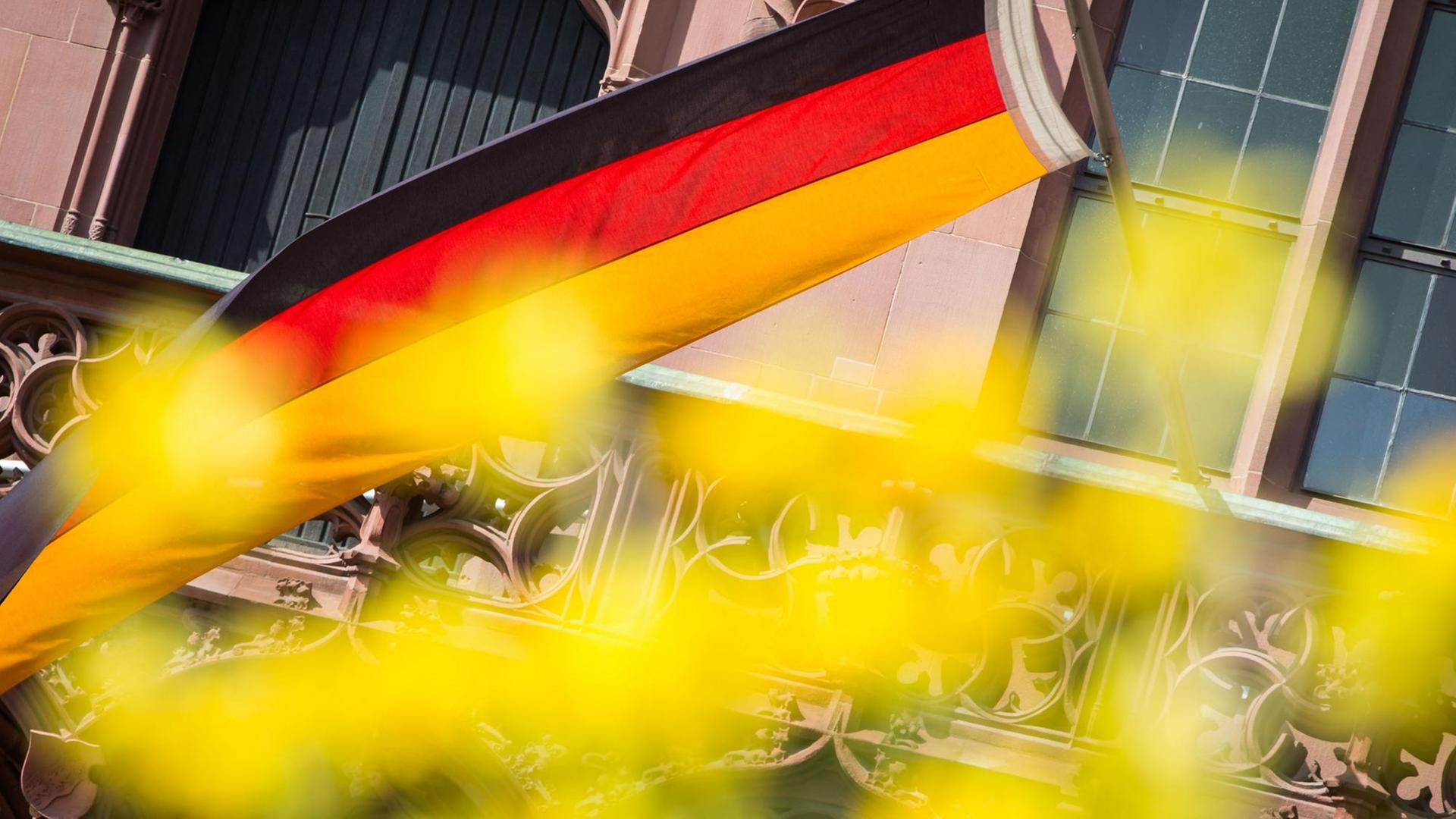 Eine schwarz-rot-goldene Fahne an einem Rathaus Eine schwarz-rot-goldene Fahne an einem Rathaus