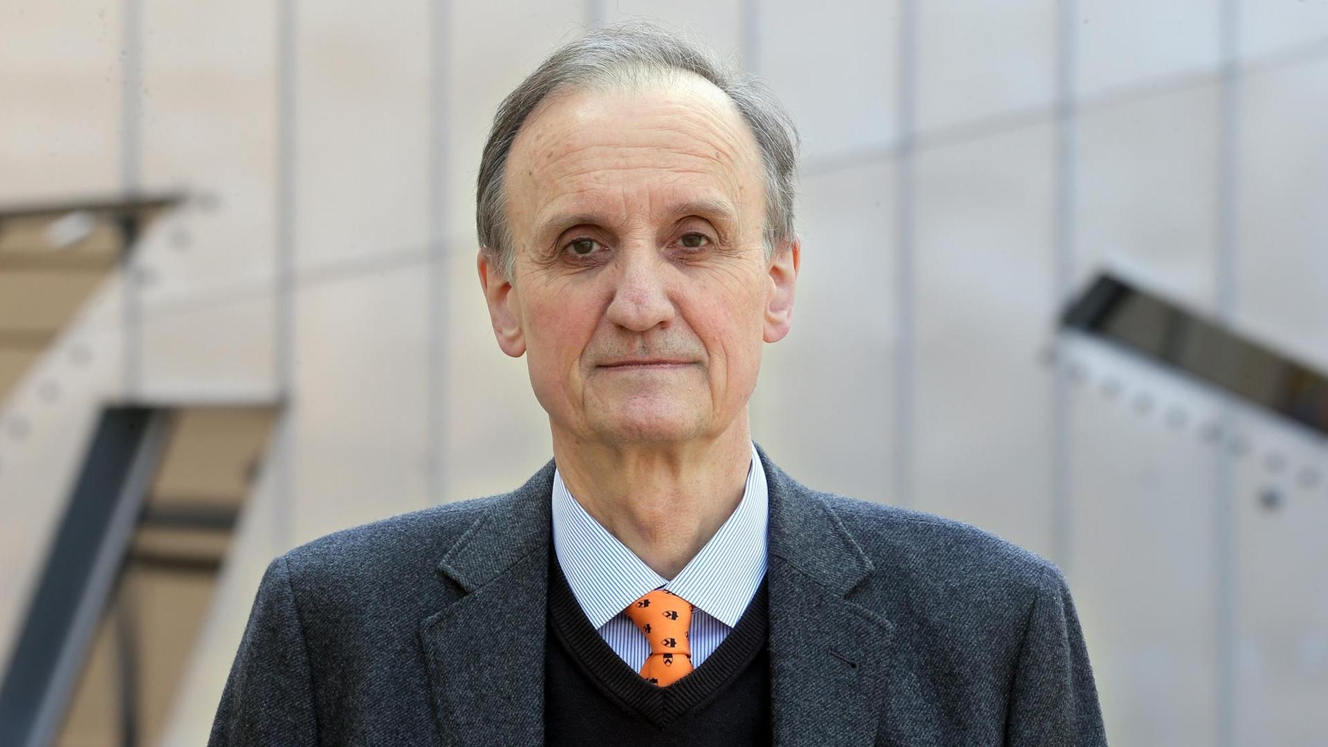 Der ehemalige Direktor des Jüdischen Museums Berlin, Peter Schäfer. Fotografiert am 21.08.2014 vor dem Haupteingang des Museums in Berlin kruz nach seinem Amtsantritt. F Der ehemalige Direktor des Jüdischen Museums Berlin, Peter Schäfer. Fotografiert am 21.08.2014 vor dem Haupteingang des Museums in Berlin kruz nach seinem Amtsantritt. F