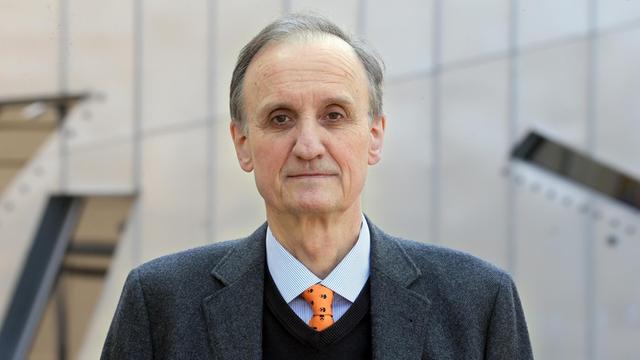 Der ehemalige Direktor des Jüdischen Museums Berlin, Peter Schäfer. Fotografiert am 21.08.2014 vor dem Haupteingang des Museums in Berlin kruz nach seinem Amtsantritt. F