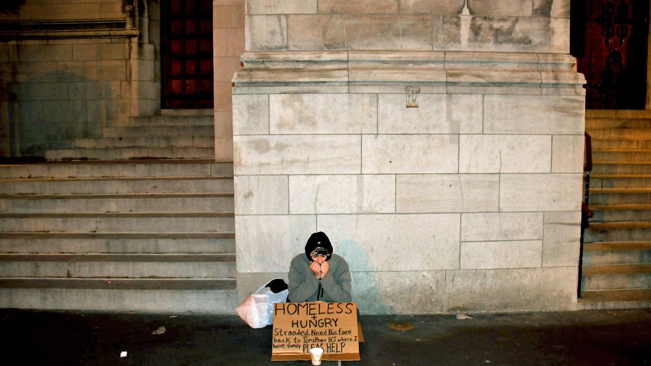 Ein Obdachloser in der Fifth Avenue in New York, USA. Ein Obdachloser in der Fifth Avenue in New York, USA.
