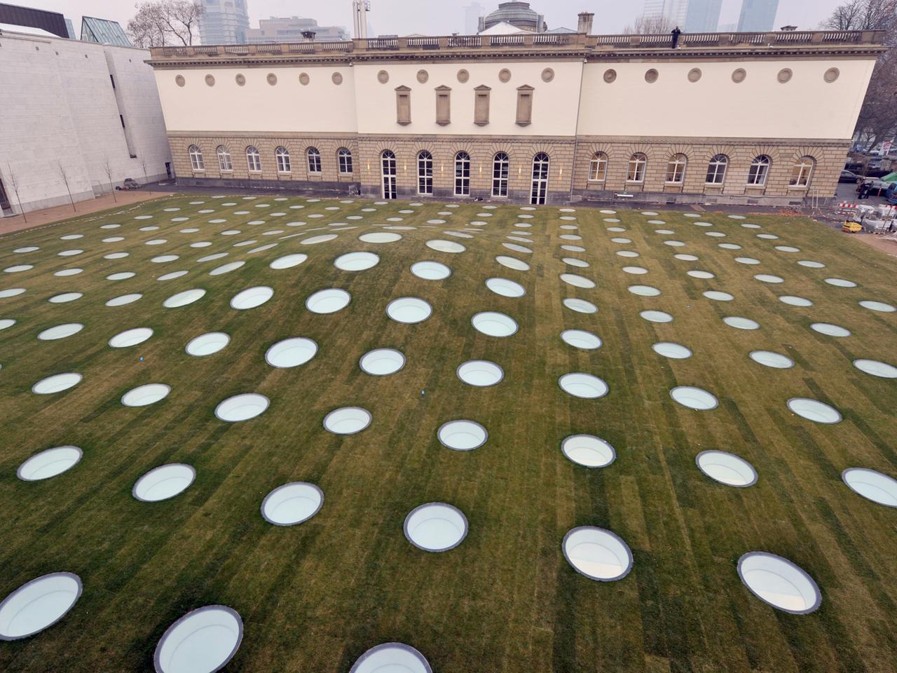 195 Bullaugen aus bruchsicherem Spezialglas wölben sich hinter des "alten" Städel über der Halle des neuen Erweiterungsbaus am Dienstag (14.02.2012). Durch die Bullaugen fällt Licht in die unterirdischen Ausstellungsräume, die in der kommenden Woche eröffnet werden. Jährlich ziehen die Kunstwerke des Städel mehrere hunderttausend Besucher an. Der unterirdische Erweiterungsbau soll auch architektonisch neue Akzente setzen. 195 Bullaugen aus bruchsicherem Spezialglas wölben sich hinter des "alten" Städel über der Halle des neuen Erweiterungsbaus am Dienstag (14.02.2012). Durch die Bullaugen fällt Licht in die unterirdischen Ausstellungsräume, die in der kommenden Woche eröffnet werden. Jährlich ziehen die Kunstwerke des Städel mehrere hunderttausend Besucher an. Der unterirdische Erweiterungsbau soll auch architektonisch neue Akzente setzen.