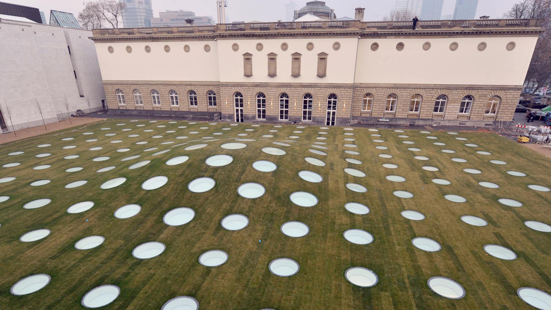 195 Bullaugen aus bruchsicherem Spezialglas wölben sich hinter des "alten" Städel über der Halle des neuen Erweiterungsbaus am Dienstag (14.02.2012). Durch die Bullaugen fällt Licht in die unterirdischen Ausstellungsräume, die in der kommenden Woche eröffnet werden. Jährlich ziehen die Kunstwerke des Städel mehrere hunderttausend Besucher an. Der unterirdische Erweiterungsbau soll auch architektonisch neue Akzente setzen. 195 Bullaugen aus bruchsicherem Spezialglas wölben sich hinter des "alten" Städel über der Halle des neuen Erweiterungsbaus am Dienstag (14.02.2012). Durch die Bullaugen fällt Licht in die unterirdischen Ausstellungsräume, die in der kommenden Woche eröffnet werden. Jährlich ziehen die Kunstwerke des Städel mehrere hunderttausend Besucher an. Der unterirdische Erweiterungsbau soll auch architektonisch neue Akzente setzen.