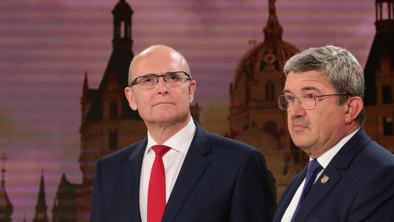 Der Spitzenkandidat der SPD, Ministerpräsident Erwin Sellering (l) und der Spitzenkandidat der CDU, Lorenz Caffier, nehmen am 04.09.2016 in Schwerin (Mecklenburg-Vorpommern) nach der Bekanntgabe der ersten Ergebnisse zu den Landtagswahlen an der TV-Runde teil. Der Spitzenkandidat der SPD, Ministerpräsident Erwin Sellering (l) und der Spitzenkandidat der CDU, Lorenz Caffier, nehmen am 04.09.2016 in Schwerin (Mecklenburg-Vorpommern) nach der Bekanntgabe der ersten Ergebnisse zu den Landtagswahlen an der TV-Runde teil.