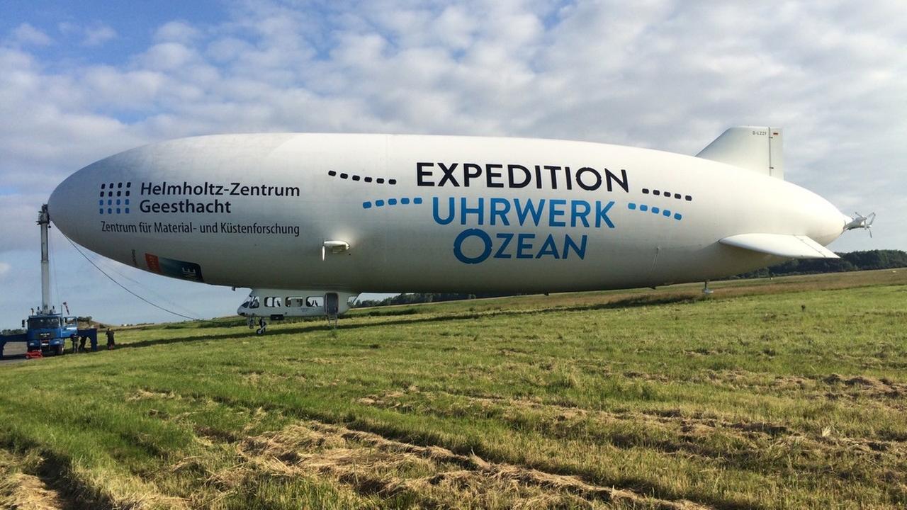 "Expedition Uhrwerk Ozean" steht auf dem Rumpf des Forschungs-Luftschiffs "Expedition Uhrwerk Ozean" steht auf dem Rumpf des Forschungs-Luftschiffs