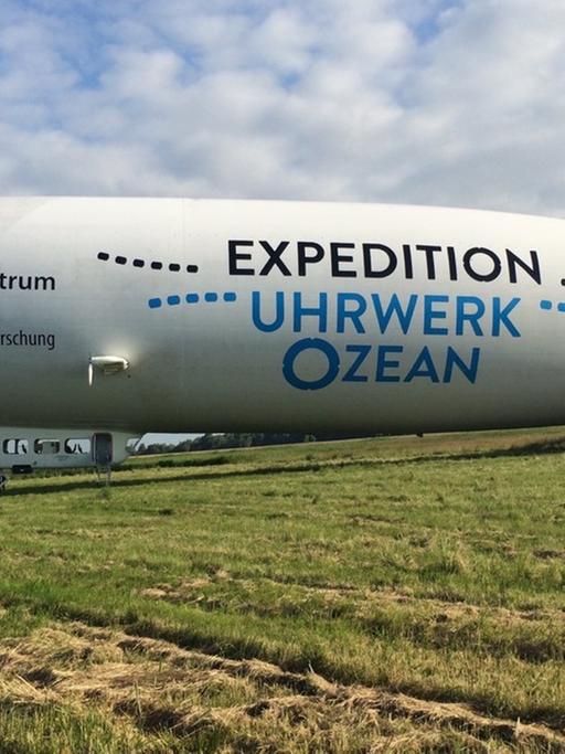 "Expedition Uhrwerk Ozean" steht auf dem Rumpf des Forschungs-Luftschiffs
