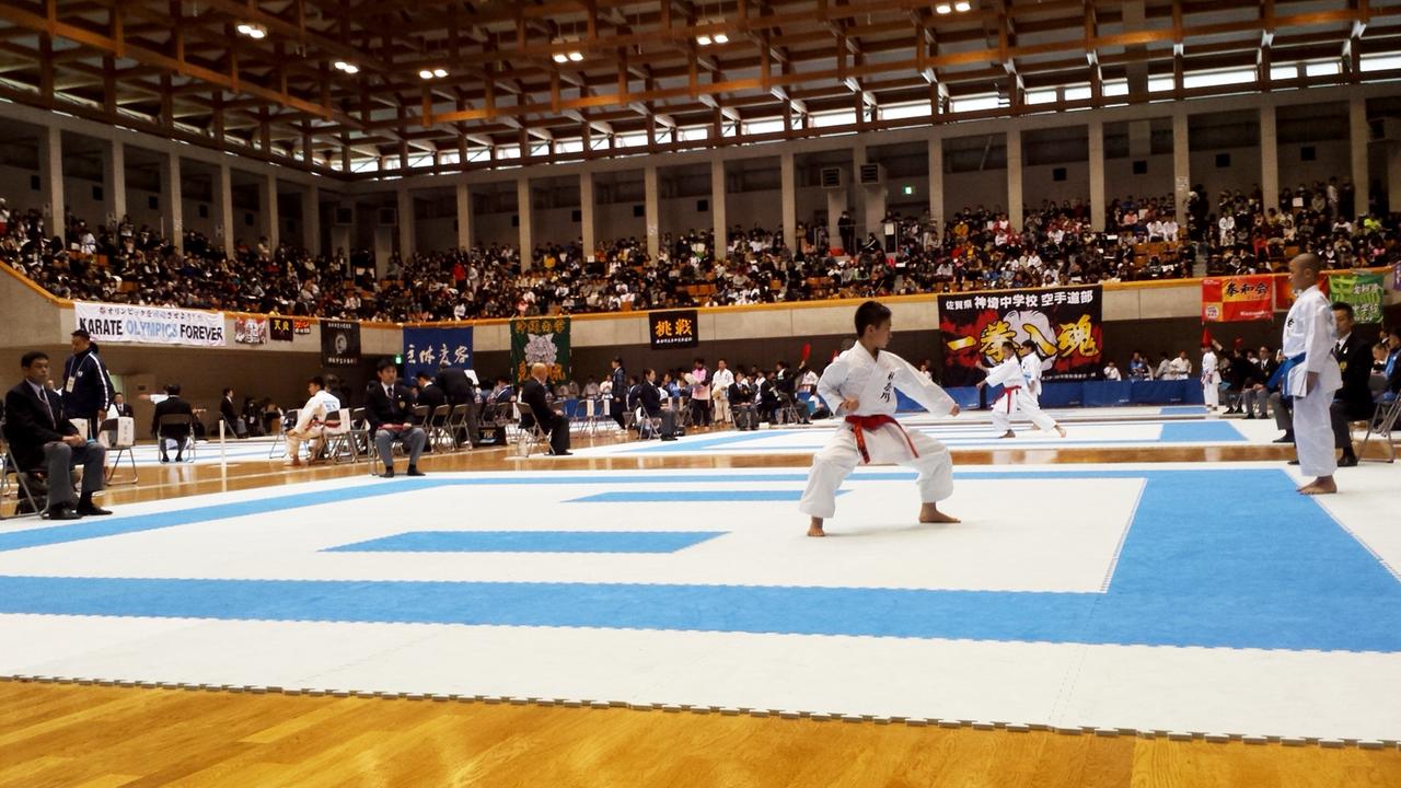 Mehrere Karatekämpfer bei einem Karate Turnier in einer Halle in Tokio