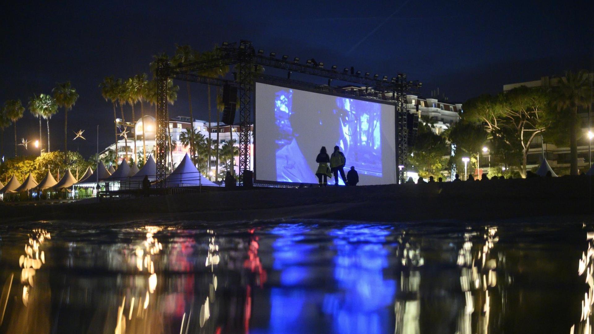 An der Uferpromenade in Cannes wird auf dem 72. Filmfest abends eine restaurierte Fassung der französischen Komödie "La Cite de la Peur" (Fear City) (1994) gezeigt. An der Uferpromenade in Cannes wird auf dem 72. Filmfest abends eine restaurierte Fassung der französischen Komödie "La Cite de la Peur" (Fear City) (1994) gezeigt.