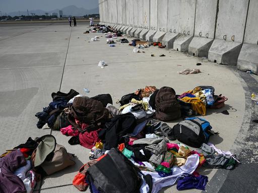 Dinge, die ausgereisten Afghanen gehörten und die sie auf dem Rollfeld des Kabuler Flughafens zurückgelassen haben