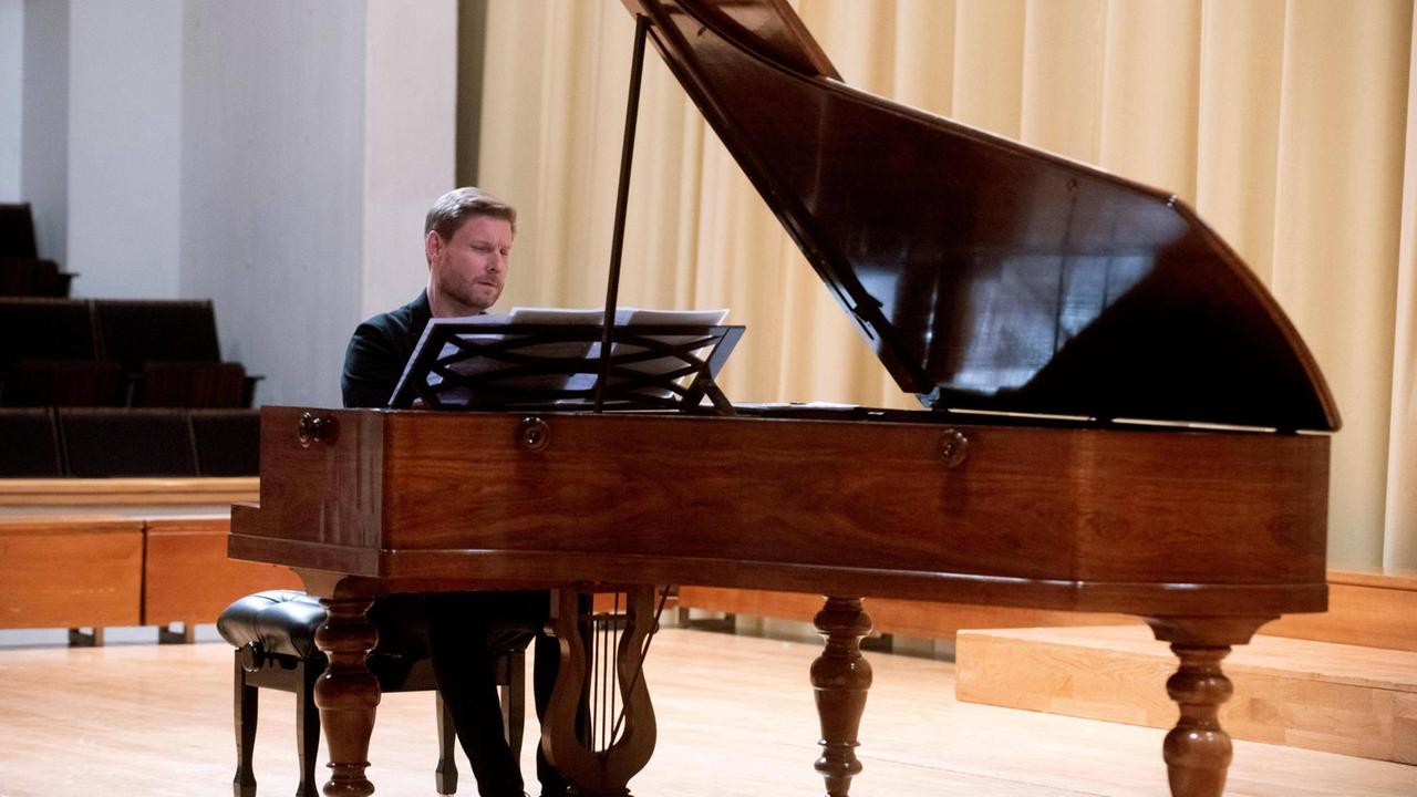 Wie klang Beethovens Instrument? Der Hammerklavier-Virtuose Kristian Bezuidenhout, hier 2019 in Granada, ist als Interpret der "Chorfantasie" hervorgetreten. Wie klang Beethovens Instrument? Der Hammerklavier-Virtuose Kristian Bezuidenhout, hier 2019 in Granada, ist als Interpret der "Chorfantasie" hervorgetreten.