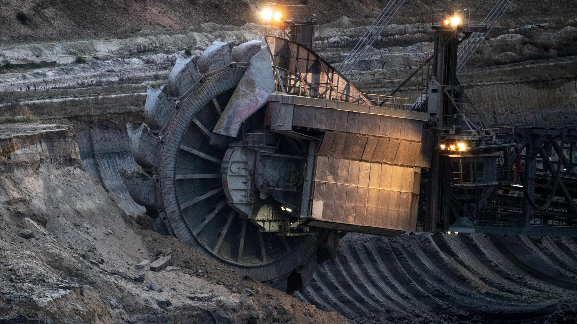 Ein Schaufelradbagger arbeitet im Braunkohle-Tagebau Hambach. Ein Schaufelradbagger arbeitet im Braunkohle-Tagebau Hambach.