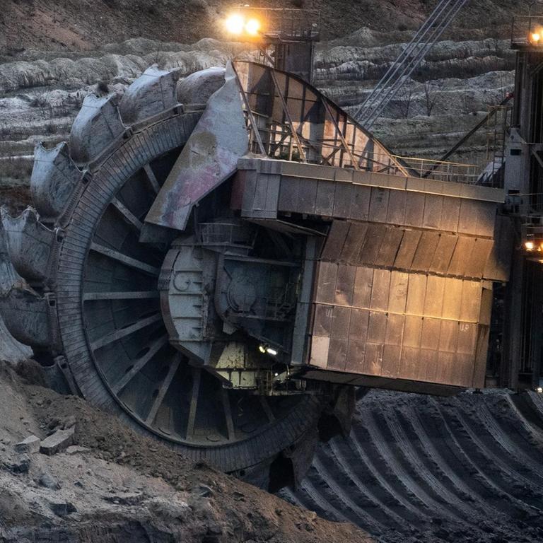 Ein Schaufelradbagger arbeitet im Braunkohle-Tagebau Hambach.