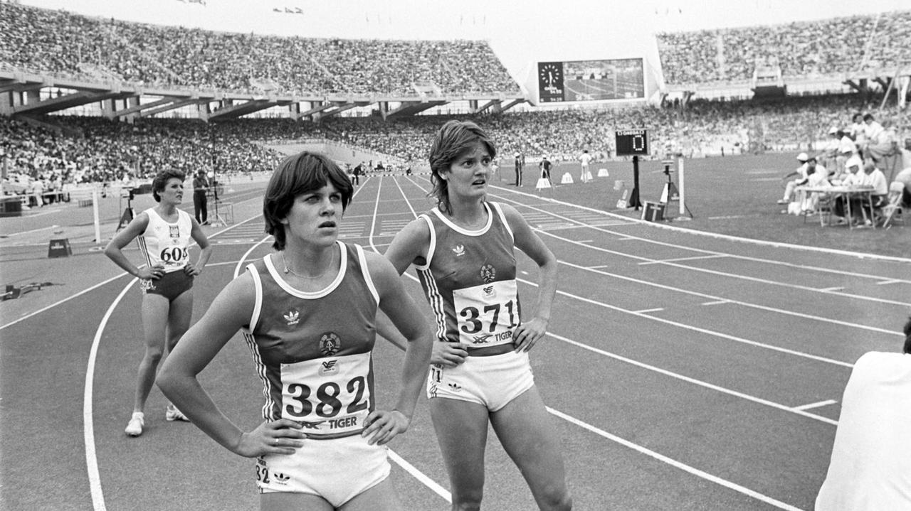 Die DDR-Leichtathletinnen Birgit Uibel und Petra Pfaff in der Arena bei den Leichtathletik-Europameisterschaften in Athen 1982. Die DDR-Leichtathletinnen Birgit Uibel und Petra Pfaff in der Arena bei den Leichtathletik-Europameisterschaften in Athen 1982.