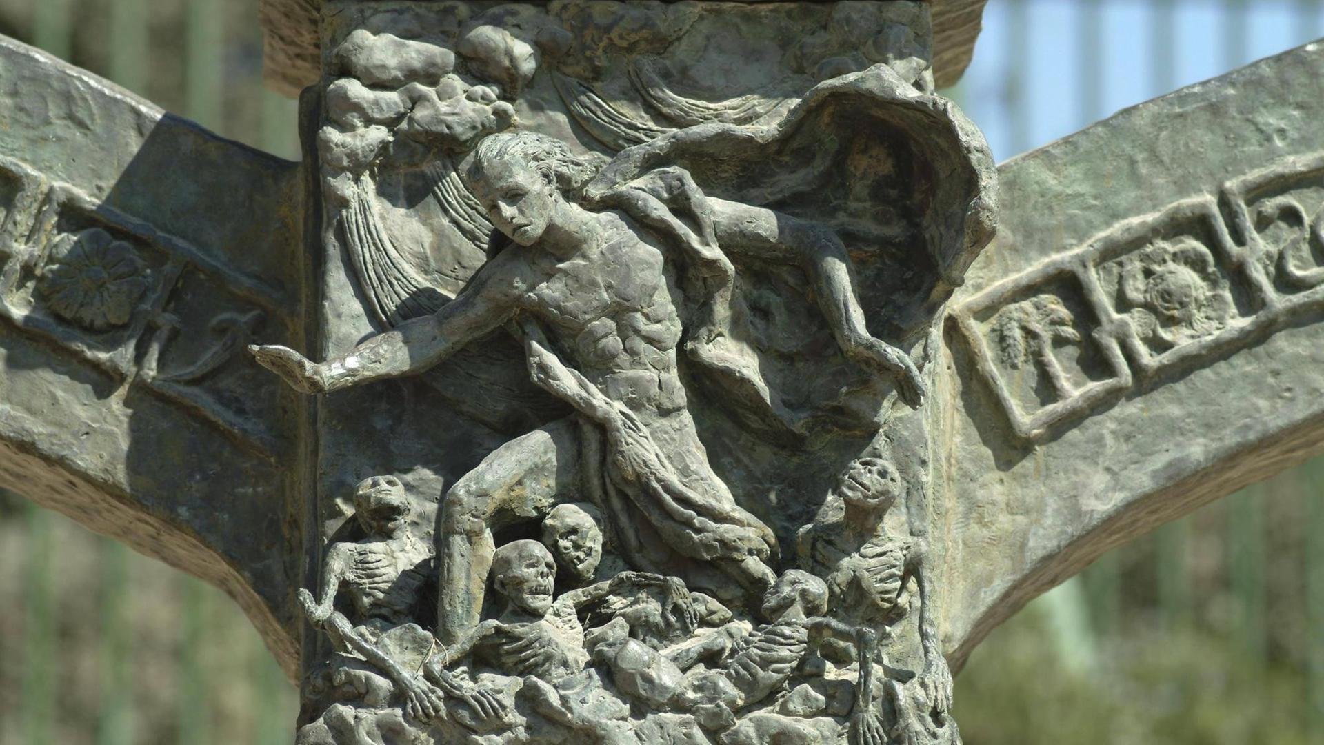 Auferweckung des Propheten Ezechiel. Relief an der Knesset-Menora in Jerusalem, Israel. Es stammt vom Bildhauer Benno Elkan. Auferweckung des Propheten Ezechiel. Relief an der Knesset-Menora in Jerusalem, Israel. Es stammt vom Bildhauer Benno Elkan.
