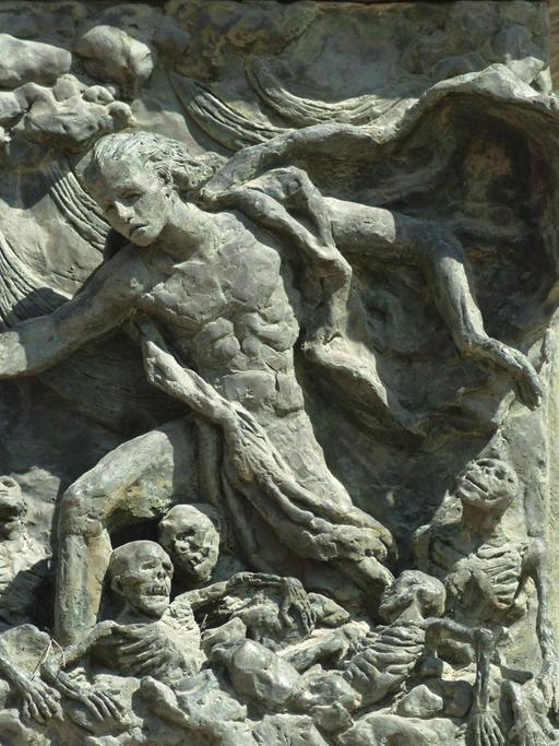 Auferweckung des Propheten Ezechiel. Relief an der Knesset-Menora in Jerusalem, Israel. Es stammt vom Bildhauer Benno Elkan.