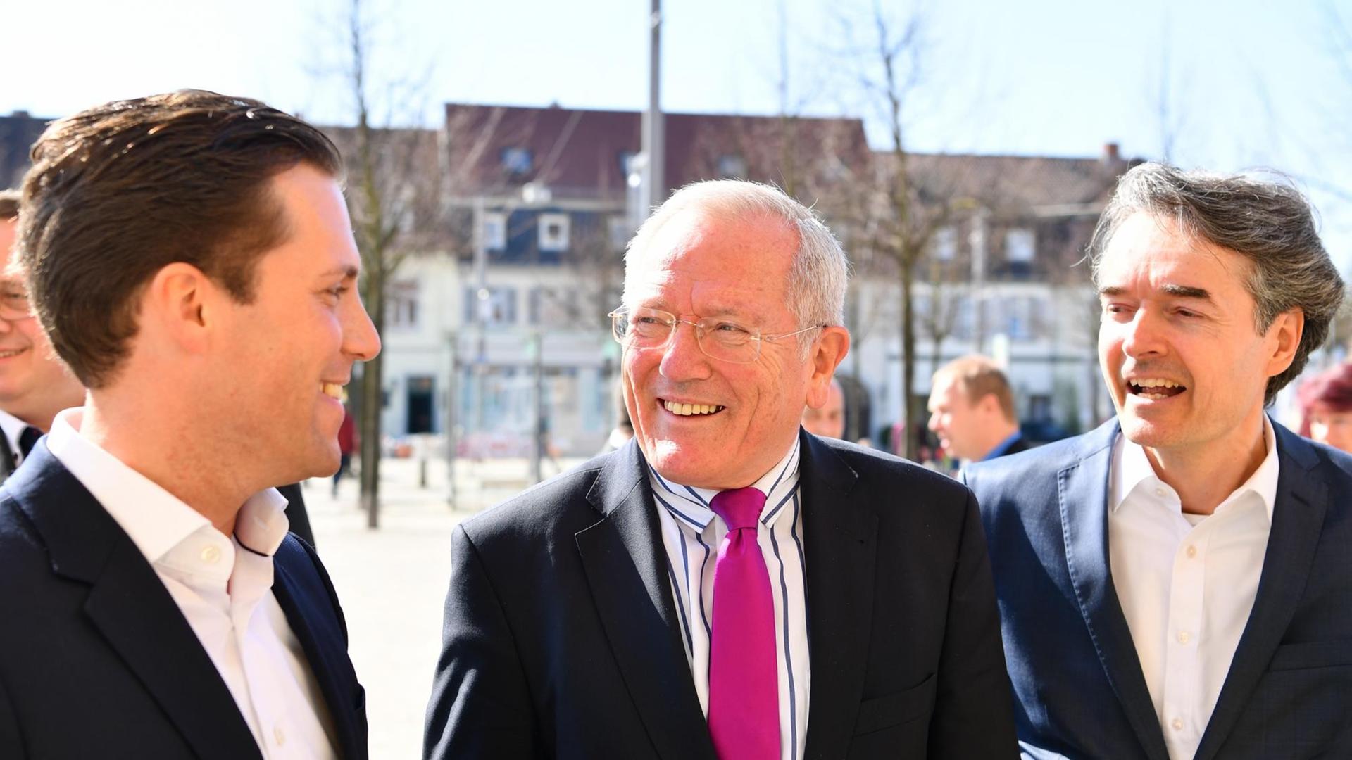 07.04.2018, Baden-Württemberg, Schwetzingen: Manuel Hagel (l-r), baden-württembergischer CDU-Generalsekretär, Christean Wagner, Hessens Ex-Justizminister, und Alexander Mitsch, Gründungsmitglied der "WerteUnion", stehen vor der Jahrestagung des konservativen CDU-Flügels "WerteUnion" am Palais Hirsch. Mit einem "Konservativen Manifest" wollen unionsinterne Kritiker von Bundeskanzlerin Merkel verstärkt auf eine Abkehr vom CDU-Kurs der Mitte dringen. 07.04.2018, Baden-Württemberg, Schwetzingen: Manuel Hagel (l-r), baden-württembergischer CDU-Generalsekretär, Christean Wagner, Hessens Ex-Justizminister, und Alexander Mitsch, Gründungsmitglied der "WerteUnion", stehen vor der Jahrestagung des konservativen CDU-Flügels "WerteUnion" am Palais Hirsch. Mit einem "Konservativen Manifest" wollen unionsinterne Kritiker von Bundeskanzlerin Merkel verstärkt auf eine Abkehr vom CDU-Kurs der Mitte dringen.