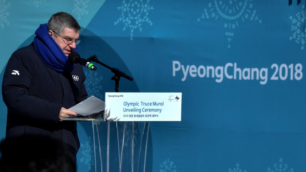 Thomas Bach, Präsident des Internationalen Olympischen Komitees (IOC) spricht bei der Zeremonie zur Enthüllung der "Mauerwand des olympischen Friedens", die im Olympischen Dorf (Olympic village) aufgestellt sind. Zwei "Mauerwände des olympischen Friedens" sollen die Athleten bei den Winterspielen in Pyeongchang einladen, ihre Botschaften für eine friedlichere Welt mitzuteilen.
05.02.2018, Südkorea, Pyeongchang Thomas Bach, Präsident des Internationalen Olympischen Komitees (IOC) spricht bei der Zeremonie zur Enthüllung der "Mauerwand des olympischen Friedens", die im Olympischen Dorf (Olympic village) aufgestellt sind. Zwei "Mauerwände des olympischen Friedens" sollen die Athleten bei den Winterspielen in Pyeongchang einladen, ihre Botschaften für eine friedlichere Welt mitzuteilen.
05.02.2018, Südkorea, Pyeongchang
